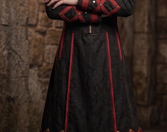 Abrigo gótico cyberpunk con capucha, chaqueta techwear negra y roja, atuendo urbano distópico para cosplay.