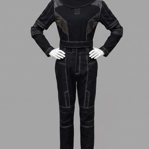 Peut inclure: Combinaison noire avec des d&eacute;tails de couture blancs, pr&eacute;sent&eacute;e sur un mannequin. La tenue pr&eacute;sente un col montant, des manches longues et une silhouette ajust&eacute;e. Le design comprend des panneaux g&eacute;om&eacute;triques et des coutures d&eacute;coratives.