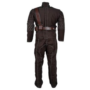Op de afbeelding: Een donkerbruine jumpsuit met lange mouwen, een hoge kraag, witte contraststiksels en een geometrisch doorgestikt patroon op de onderarmen. Over de romp van het kledingstuk wordt een bruine, lederachtige utility-riem met schouderband gedragen.