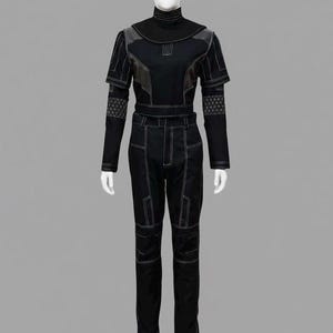Peut inclure: Un costume noir pr&eacute;sent&eacute; sur un mannequin. La tenue comprend un haut &agrave; col montant avec des accents g&eacute;om&eacute;triques et des coutures blanches, associ&eacute; &agrave; un pantalon assorti. Le costume a un design futuriste.