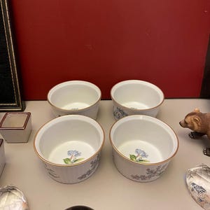 Puede incluir: Un juego de tres tazas de cerámica con acabado mate moteado. Las tazas son de color crema, gris claro y gris oscuro. Cada taza tiene un diseño simple y minimalista.