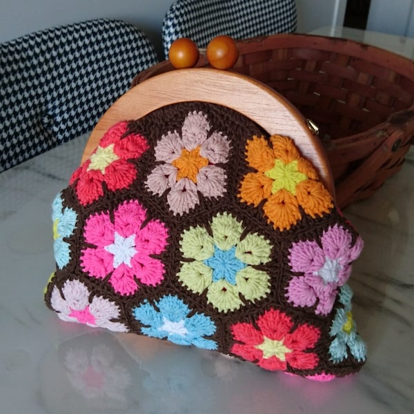 Crochet clutch bag with wooden buckle, floral crochet bag, brown, kiss lock crochet bag, evening bag, crossbody bag