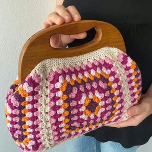 Crochet vintage granny square clutch with wooden buckle, crochet bag kiss lock, crochet evening bag with leather strap