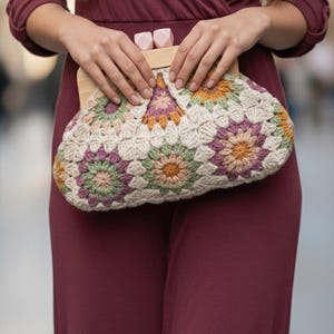 Gehäkelte Vintage Granny Square Clutch Tasche mit Holzschnalle, Kiss Lock, Beige Häkeltasche, Abendtasche, Lederband