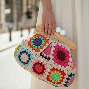 Gehäkelte Vintage Granny Square Clutch Tasche mit Holzschnalle, Kiss Lock, Beige Häkeltasche, Abendtasche, Lederband