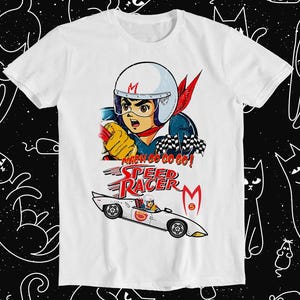 以下が含まれることがあります： スピードレーサーがマッハ5のレーシングカーに乗っている漫画のイラストが描かれた白いTシャツ。Tシャツには「マッハゴーゴーゴー！スピードレーサー」の文字がプリントされています。
