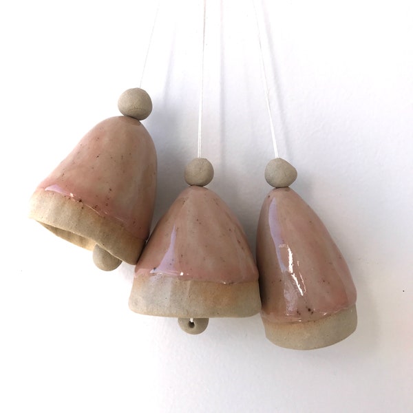 Cloches en céramique faites à la main sur corde de bambou