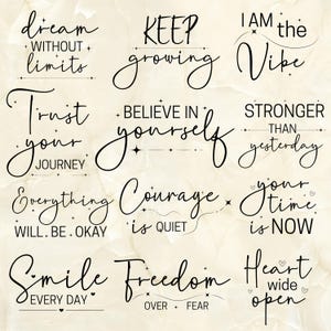 K&ouml;nnte beinhalten: Eine Sammlung inspirierender Zitate in eleganter schwarzer Schrift auf hellem Beige. S&auml;tze wie "Tr&auml;ume ohne Grenzen", "Wachse weiter" und "Glaube an dich" sind enthalten. Das Gesamtthema ist motivierend und positiv.