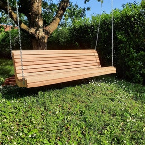 Banc de maison, banc de jardin, banc en bois, banc d'été, banc à lattes, banc suspendu, balançoire, chaise longue, chaise longue de jardin, banc d'extérieur, banc de soleil, mobilier de jardin. image 1