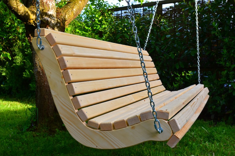 Banc de maison, banc de jardin, banc en bois, banc d'été, banc à lattes, banc suspendu, balançoire, chaise longue, chaise longue de jardin, banc d'extérieur, banc de soleil, mobilier de jardin. image 2