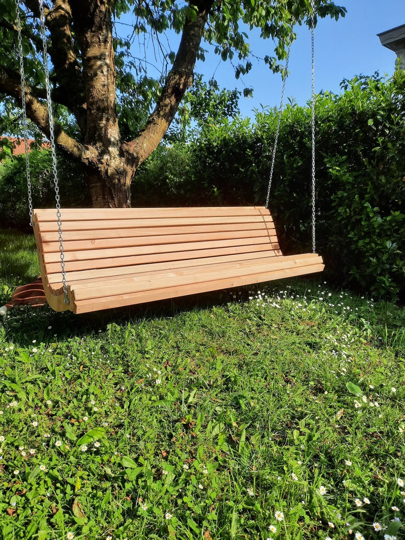 Banc de maison, banc de jardin, banc en bois, banc d'été, banc à lattes, banc suspendu, balançoire, chaise longue, chaise longue de jardin, banc d'extérieur, banc de soleil, mobilier de jardin. image 1