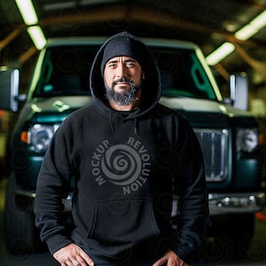 Schwarzer Hoodie Männer Gildan 18500 Mockup Herren schwarzer Hoodie Mockup Männer Hoodie Mockup Hoodie Mock Gildan Herren Mockup Werkstatt Lifestyle Mockup