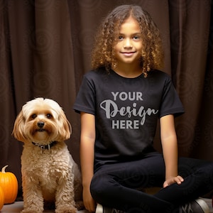 Gildan 5000B Schwarz Mädchen Shirt MockUp Schwarzes T-Shirt Mockup Kinder Digital Mocks African American Kind Modell Gildan Schwarz Herbst Halloween Mocks