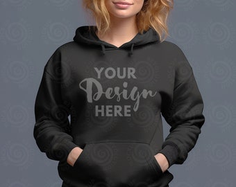 Gildan 18500 zwarte hoodie mockup Gildan hoodie mockup vrouwelijk model mockup oversized hooded mock-up Gildan hooded sweater studio mockups