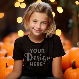 Gildan 5000B Schwarz Mädchen Shirt MockUp Schwarzes T-Shirt Mockup Kinder Digitale Mocks Kind Modell Gildan Schwarz Herbst Halloween Mocks