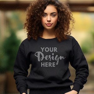 Gildan 18000 mockup Gildan zwart sweatshirt mockup sweatshirt Model mockup zwarte Gildan ronde hals mockups zware mix trui mock-up buiten