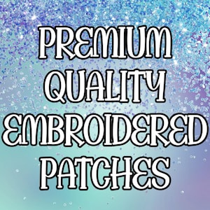 Op de afbeelding: Afbeelding met de tekst "PREMIUM QUALITY EMBROIDERED PATCHES" in een vetgedrukte, omlijnde lettertype. De achtergrond is een verloop van blauw en paars met een glittereffect.