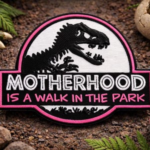 Parche "Maternidad es un paseo por el parque"/Parche termoadhesivo/Parche de dinosaurio T-Rex/Humor de mamá/Aplique para coser en ropa, chalecos, chaquetas y mochilas