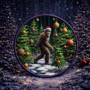 Op de afbeelding: Een ronde patch met een bruine Bigfoot met een kerstmuts, die door een besneeuwd bos loopt met kerstbomen en ornamenten. De patch heeft een paarse rand en een donkere, besneeuwde achtergrond.
