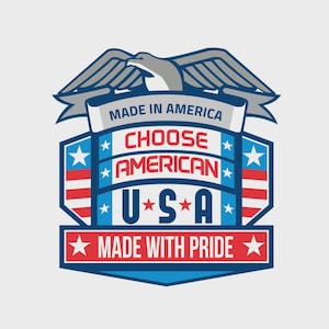 Op de afbeelding: Een patriottisch embleem met een adelaar, sterren en strepen in rood, wit en blauw. Het ontwerp bevat de tekst "MADE IN AMERICA", "CHOOSE AMERICAN", "U.S.A" en "MADE WITH PRIDE".