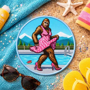 Vrouwelijke Bigfoot-patch/opstrijkpatch/grappige sasquatch-humor/paranormaal cadeau/cryptid-badge/opnaaibare appliqué voor kledingrugzak