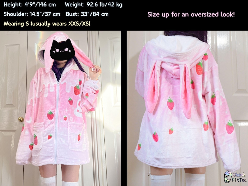 Puede incluir: Sudadera de felpa rosa con un dise&ntilde;o de fresa y conejo. La sudadera tiene una cremallera y una capucha con orejas de conejo. La sudadera se muestra en una modelo que lleva calcetines blancos y medias blancas.