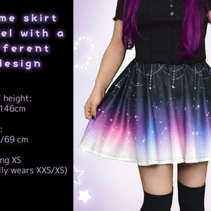 K&ouml;nnte beinhalten: Ein ausgestellter Rock mit einem Himmelsdesign, das einen Farbverlauf von Wei&szlig; &uuml;ber Rosa, Blau bis Schwarz aufweist. Der Rock hat ein Muster aus Sternen und Monden. Der Text links lautet "Same skirt model with a different design". Die Taille ist 69 cm.