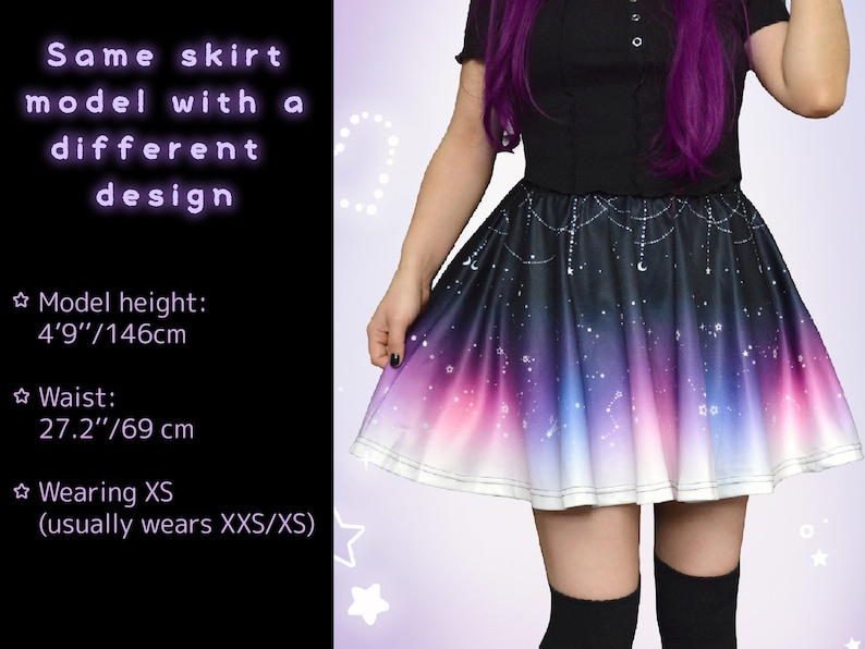 K&ouml;nnte beinhalten: Ein ausgestellter Rock mit einem Himmelsdesign, das einen Farbverlauf von Wei&szlig; &uuml;ber Rosa, Blau bis Schwarz aufweist. Der Rock hat ein Muster aus Sternen und Monden. Der Text links lautet "Same skirt model with a different design". Die Taille ist 69 cm.