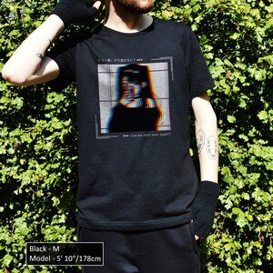 K&ouml;nnte beinhalten: Schwarzes T-Shirt mit einem Grafikdruck einer Frau mit Glitch-Effekt. Der Text auf dem Shirt lautet "Can we start over again?"