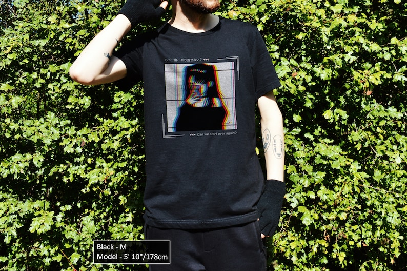 K&ouml;nnte beinhalten: Schwarzes T-Shirt mit einem Grafikdruck einer Frau mit Glitch-Effekt. Der Text auf dem Shirt lautet "Can we start over again?"