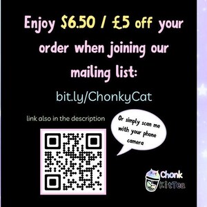 Op de afbeelding: Een roze en witte afbeelding op een zwarte achtergrond. De tekst luidt "Geniet van $6,50 / &pound;5 korting op uw bestelling wanneer u zich aanmeldt voor onze mailinglijst: bit.ly/ChonkyCat link ook in de beschrijving". Een QR-code wordt weergegeven met de tekst "Of scan me gewoon met uw telefooncamera". Een cartoonafbeelding van een theekopje met een kattengezicht en de tekst "Chonk KitTea" wordt weergegeven.