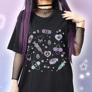 Poison Menhera Kei T-shirt, Harajuku Pastel Goth Shirt, Pills & Syringe Creepy Cute Yami Kawaii Clothing, Yamikawaii Aesthetic J Fashion Tee