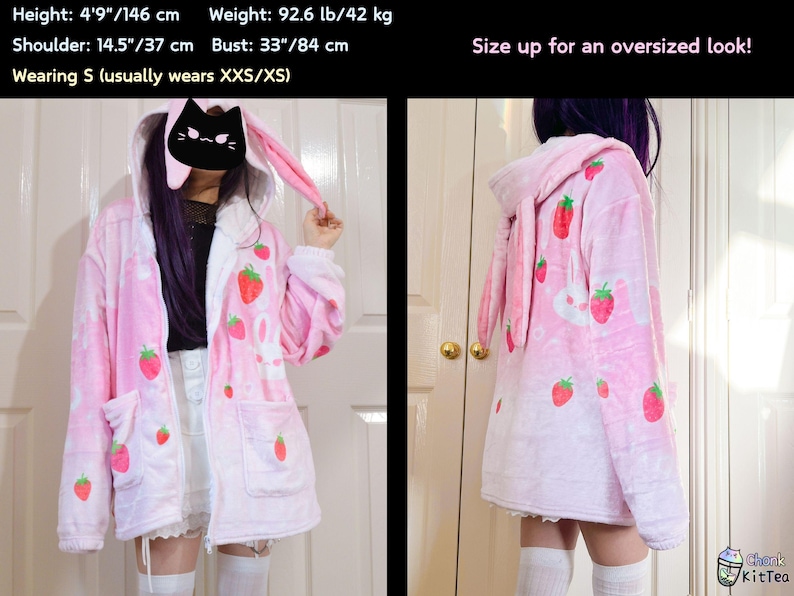 Puede incluir: Sudadera de felpa rosa con capucha de orejas de conejo y estampado de fresas y conejos. La sudadera tiene cierre de cremallera y dos bolsillos. La modelo lleva una talla S y mide 1,46 m de altura y pesa 42 kg. El texto "Size up for an oversized look!" es visible en la imagen.
