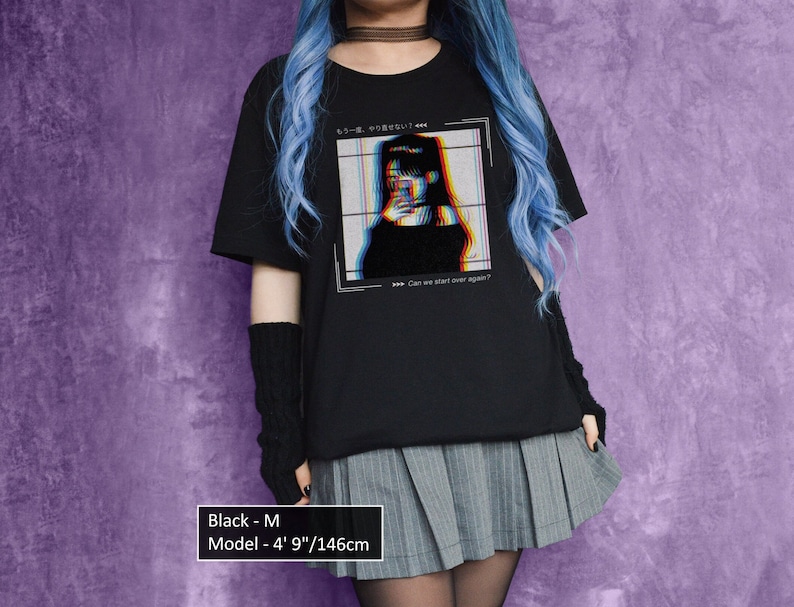 K&ouml;nnte beinhalten: Schwarzes T-Shirt mit einem Grafikdruck einer Frau mit Glitch-Effekt und dem Text "もう一度、やり直せない" und "Can we start over again?" Das Model ist 146 cm gro&szlig;.