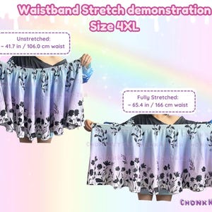 K&ouml;nnte beinhalten: Demonstration der Dehnung eines 4XL-Bunds. Der Rock wird ungedehnt mit 106,0 cm und voll gedehnt mit 166 cm gezeigt. Der Rock hat ein Blumenmuster mit einem Farbverlauf aus Blau, Lila und Wei&szlig;.