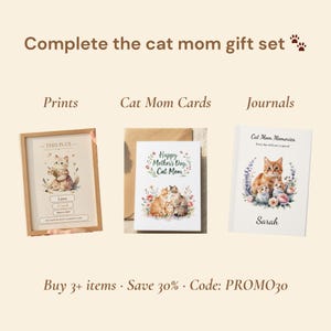 K&ouml;nnte beinhalten: Eine Sammlung von Geschenken zum Thema Katze, darunter ein gerahmter Druck, eine Gru&szlig;karte und ein Notizbuch. Der Druck zeigt eine Katzenillustration, die Karte sagt "Happy Mother's Day Cat Mom", und das Notizbuch tr&auml;gt den Titel "Cat Mom Memories".