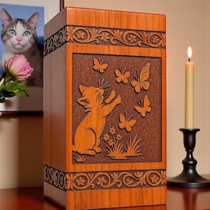 Urne en bois artisanale personnalisée à thème chat et papillon | Boîte souvenir pour animal de compagnie
