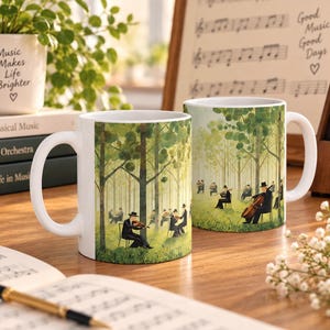 Op de afbeelding: Twee witte keramische mokken met een rondlopende illustratie van een orkest dat snaarinstrumenten bespeelt in een groen bos. De muzikanten dragen zwarte pakken en hoeden en zitten op stoelen tussen hoge bomen in een bosrijke omgeving.