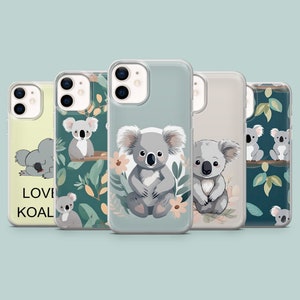 Könnte beinhalten: Satz mit fünf Handyhüllen mit Koalabär-Motiv. Die Hüllen sind transparent mit weißem Hintergrund und zeigen verschiedene Koalabär-Illustrationen. Die Hüllen haben ein grünes, blaues und weißes Blumenmuster. Der Text "LOVE KOALAS" befindet sich auf einer der Hüllen.