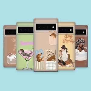 Könnte beinhalten: Sechs verschiedene Handyhüllen mit verschiedenen Dackel-Designs. Die Hüllen sind alle transparent und zeigen das Objektiv der Handykamera. Die Designs beinhalten einen Dackel in einem Cocktailglas, einen Dackel in einem Blumentopf, einen Dackel in einer Tasche, einen Dackel mit einer Dackelfamilie und einen Dackel in einem Korb.