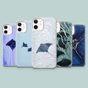 Könnte beinhalten: Fünf Handyhüllen mit Rochen-Designs. Die Hüllen haben klare Ränder und verschiedene Hintergründe: blaue Aquarellfarben, hellblauer Himmel mit Rochen, weiße Wellen, grüner Seetang und eine Sternennacht. Jede Hülle zeigt ein einzigartiges maritimes Thema.