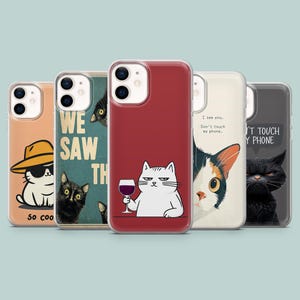 Può includere: Una collezione di custodie per telefoni con disegni a tema gatto. Le custodie presentano varie illustrazioni di gatti, tra cui un gatto con occhiali da sole, un gatto con un bicchiere di vino e gatti con il testo "We Saw Th", "I see you. Don't touch my phone", e "IT TOUCH Y PHONE".