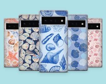 Op de afbeelding: Vijf verschillende telefoonhoesjes met een schelpdesign. De hoesjes zijn allemaal transparant en tonen een verscheidenheid aan schelpen in blauw, wit en grijs.