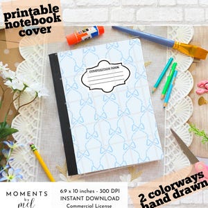 Puede incluir: Un cuaderno de composición con un patrón de lazo azul claro y las palabras "COMPOSITION BOOK" en la portada. El cuaderno mide 17,5 x 25,4 cm. También se ve el texto "printable notebook cover" y "2 colorways hand drawn".