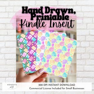 以下が含まれることがあります： 手描きの、印刷可能なKindleインサート。カラフルなパターンが特徴です。インサートは、貝殻、本、幾何学模様のデザインで、緑、紫、黄色の色合いです。画像には「Hand Drawn, Printable Kindle Insert」と書かれています。