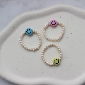 Kleine Smiley Ringe Süßwasserperlen handmade happy face glücklich Stapelringe bunt Glücksbringer Perlenringe boho Bild 1