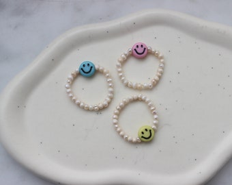 Kleine Smiley Ringe | Süßwasserperlen | handmade | happy face | glücklich | Stapelringe | bunt | Glücksbringer | Perlenringe | boho