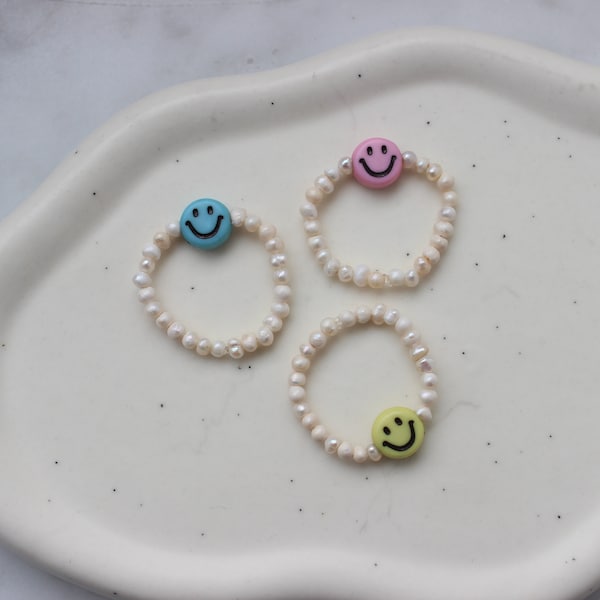 Kleine Smiley Ringe | Süßwasserperlen | handmade | happy face | glücklich | Stapelringe | bunt | Glücksbringer | Perlenringe | boho