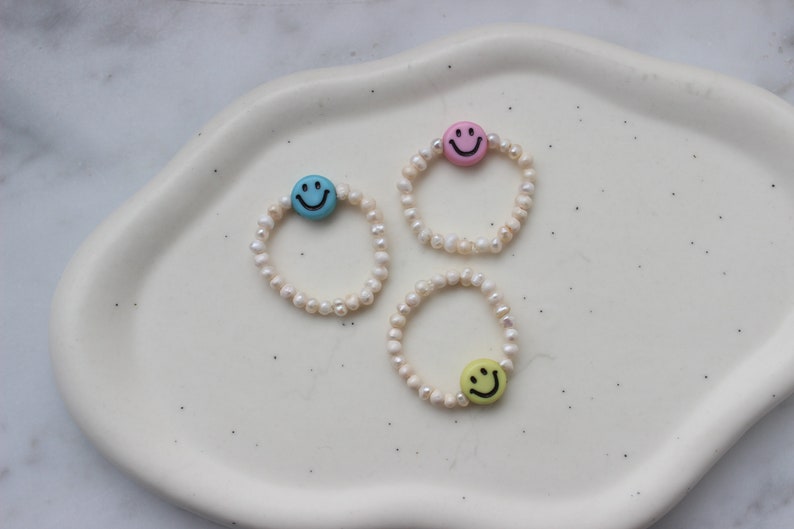 Kleine Smiley Ringe Süßwasserperlen handmade happy face glücklich Stapelringe bunt Glücksbringer Perlenringe boho Bild 1