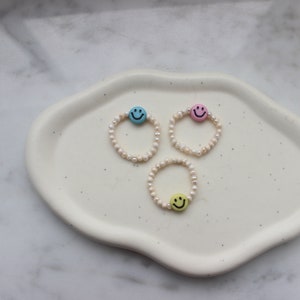 Kleine Smiley Ringe Süßwasserperlen handmade happy face glücklich Stapelringe bunt Glücksbringer Perlenringe boho Bild 2